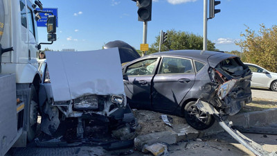 Freni boşalan tanker dehşet saçtı: Işıkta bekleyen 4 otomobili birbirine kattı