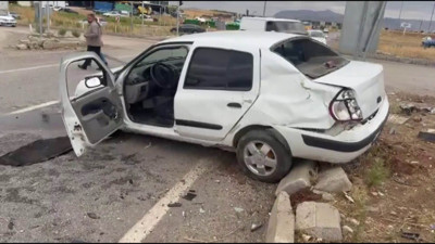İki otomobil kafa kafaya çarpışıp refüje çıktı: 5 yaralı