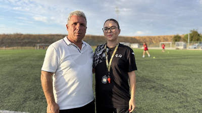 Tekirdağ'da baba-kız futbol takımını birlikte çalıştırıyor