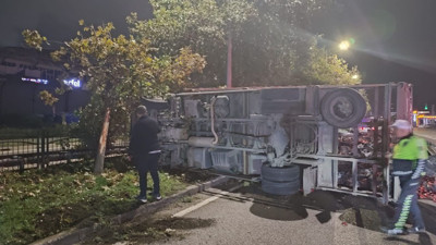 Biber yüklü kamyon devrildi: 2 yaralı