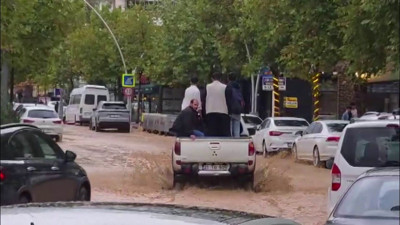 Sağanak hayatı durma noktasına getirdi: Araçlar dev çukurlara düştü