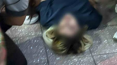 Pusu kurup saldırdı: Sokakta yürüyen eşini bıçakladı