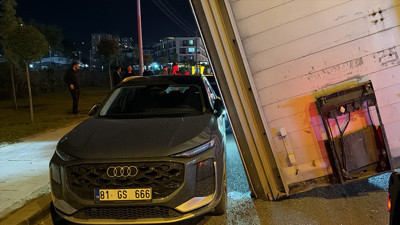 Tırın kafasından ayrılan dorse yola devrildi: 3 araç zor kurtuldu