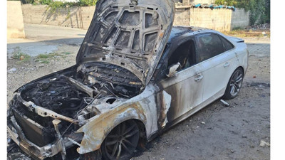 Lüks otomobile çifte saldırı: Önce kurşun yağdırdılar, sonra ateşe verdiler