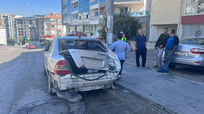 Ankara'da freni boşalan kamyonet 3 otomobil ve 2 direğe çarptı