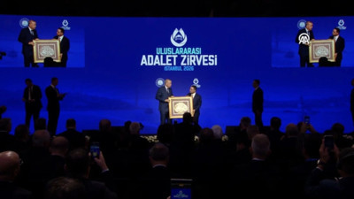Bakan Akın Gürlek'ten Erdoğan'a celi sülüs hatlı hediye