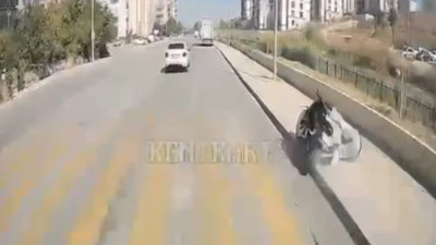 Edirne'de motosiklet kontrolden çıkarak direğe çarptı: O anlar kamerada