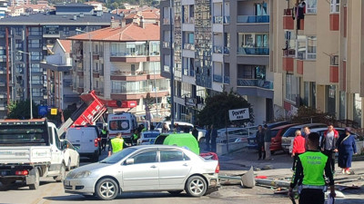 Kontrolden çıkan kamyonet ortalığı bir birine kattı