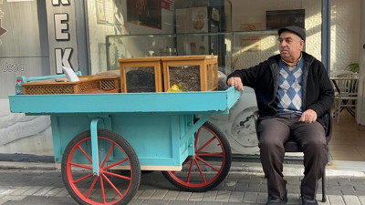 Yarım asırdır aynı köşede, aynı arabayla: Hayrabolu’nun çekirdekçisi Yaşar amca
