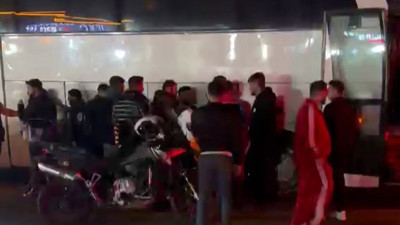 Otobüs bagajından kaçak göçmenler çıktı