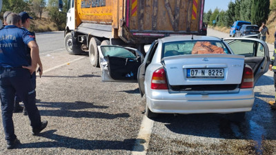 Otomobil kamyonun altına girdi: 2’si ağır 3 yaralı