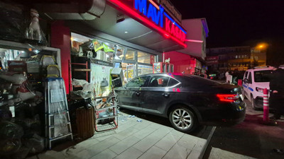 Taksiye çarpan otomobil kamyonetin altına girdi: 3 yaralı