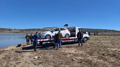 Balık tutmaya gittiler, otomobilleri baraj gölüne gömüldü
