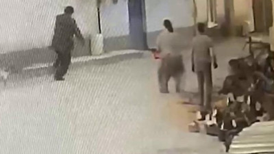 Motorlu testereyle üzerine koştu: O anlar kamerada