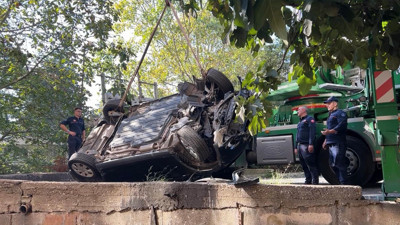 Park etmek isterken faciadan dönüldü: Otomobili bahçeye uçtu
