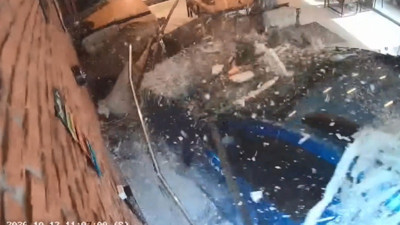 Börek yiyen müşteri ölümden döndü: Esenyurt'ta kontrolden çıkan araç işyerine daldı
