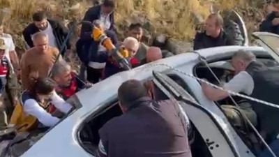 Elazığ’da otomobil şarampole yuvarlandı
