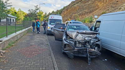 Otomobil ile minibüs çarpıştı: 3 yaralı