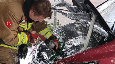 Otomobilini yıkarken kabusu yaşadı: Kaputu açmasıyla alevler yükseldi