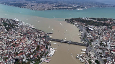 İstanbul Haliç’te suyun rengi kahverengiye döndü