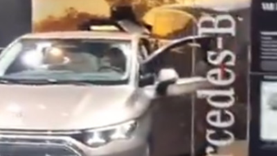 Paris Otomobil Fuarı'nda küçük çocuk lüks Mercedes'i stant duvarına çarptı
