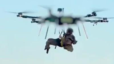 Ukrayna ordusu yaralı askeri cepheden dronla tahliye etti