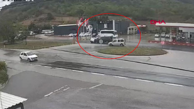 Otomobil ikiye bölündü: Sürücünün öldüğü kazanın kamera görüntüleri ortaya çıktı