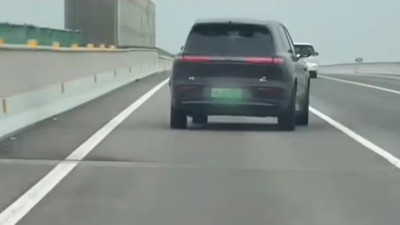 Çin’de otoyolda yaklaşık 100 km/s hızla çapraz seyreden Voyah SUV’un görüntüleri paylaşıldı