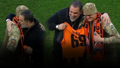 Arda Turan savaşta kolunu kaybeden askere forma hediye etti