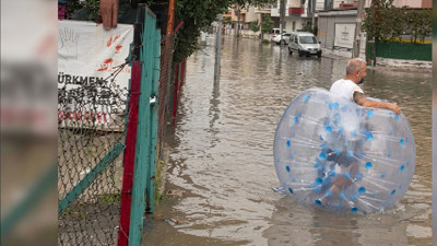 Mersin’de su dolan caddeyi şişme balonla geçti