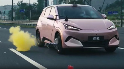 10 bin dolarlık BYD Seagull 140 km hızda patlatılan tekere rağmen savrulmadı