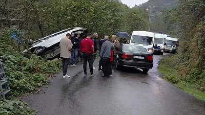 Görele'de öğrenci servisi otomobille çarpıştı: 5 öğrenci yaralandı