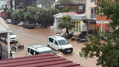 Muğla Fethiye’de sağanak etkili oldu yollar sular altında kaldı