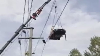 Ağrı Patnos’ta dere yatağına uçan bir otomobili vinçle çıkardılar
