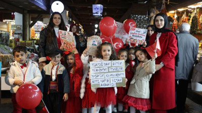 Elazığ'da anaokulu öğrencileri 'Ölürüm Türkiyem' şarkısını söyledi, yaşlı adam gözyaşı döktü