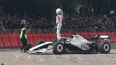 Formula 1 pilotu Sergio Perez gösteri sürüşü yaptı