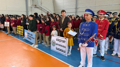 Geçen yıl okulda tek olan öğrenci bu yıl Cumhuriyet Bayramı'nı arkadaşlarıyla kutladı
