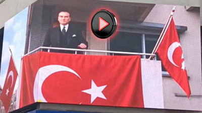 İzmir'de bir binaya Atatürk'ün görüntüsü video projeksiyon ile yansıtıldı