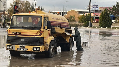 Karaman'da şiddetli sağanak hayatı olumsuz etkiledi: Araçlar yolda kaldı