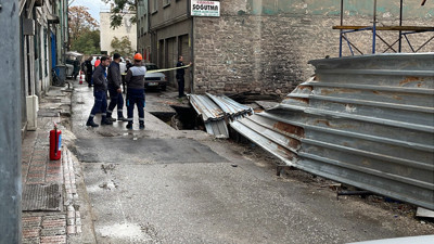 Konya'da inşaatın yanında zemin çöktü, doğalgaz ve su boruları patladı