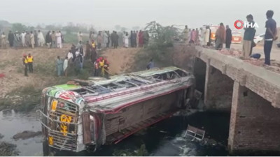 Pakistan'da yolcu otobüsü şarampole yuvarlandı: 5 ölü, 27 yaralı