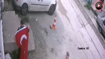 İzmir Bornova'da bir genç balkondan düşen Türk bayrağını özenle katlayıp kapıya astı