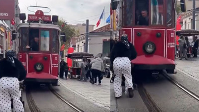 İstiklal Caddesi'nde bir kadın bebek arabasını tramvayın üzerine sürdü