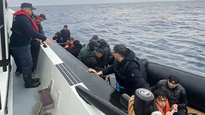 İzmir açıklarında 76 düzensiz göçmen yakalandı