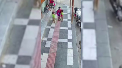 Şanlıurfa’da ağabey şefkati yüzleri güldürdü: İki kardeşin çantasını taşıdı