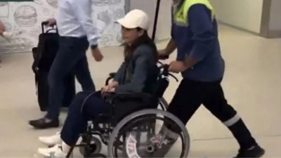 Beren Saat tekerlekli sandalyede görüntülendi. Tatil zehir oldu