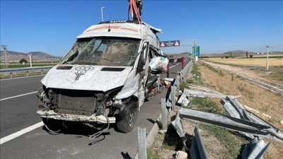 İşçileri taşıyan minibüs devrildi: 24 yaralı