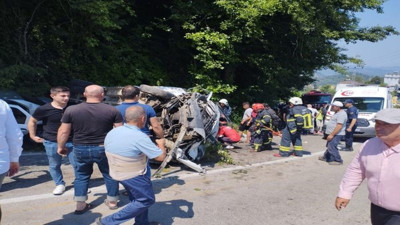 Tarım işçilerini taşıyan minibüs ile otomobilin çarpıştı: 17 yaralı
