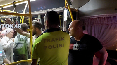 Yolcularla tartışan halk otobüsü şoförü 'Psikolojim bozuldu' diyerek araçtan indi