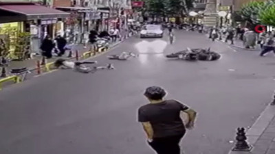 Fatih’te motosiklet ile scooter çarpıştı